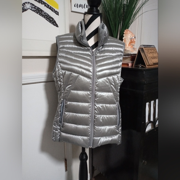 Bernardo Metallic Silver Goose Down Puffer Vest Ladies Size Large - Like New - Picture 2 of 5